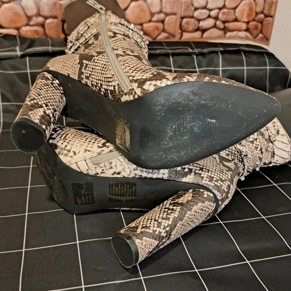 CAPE Robbin Faux Snakeskin Western Boot - Picture 4 of 5